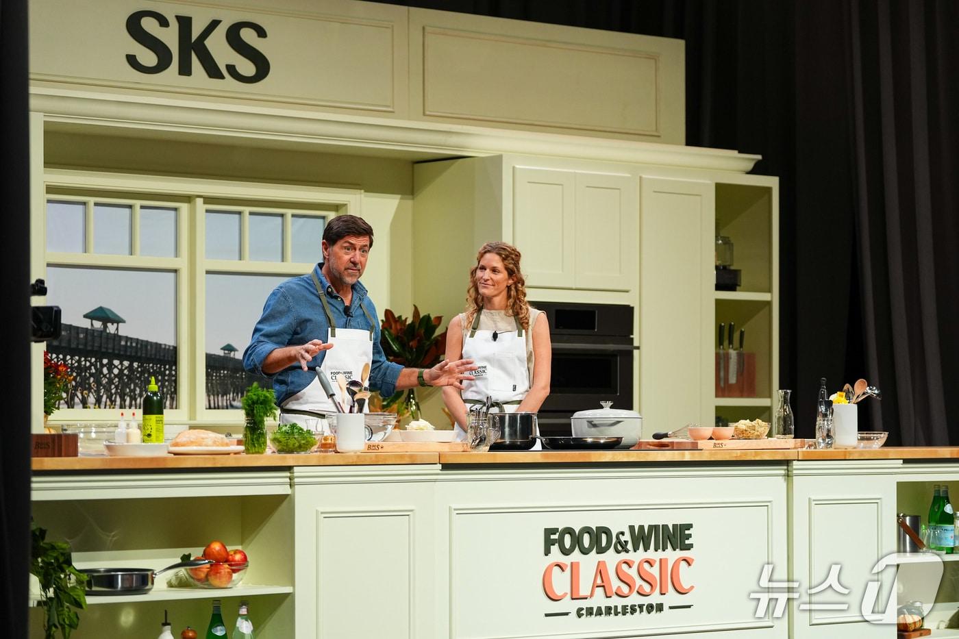  'SKS'의 빌트인 가전을 활용한 라이브 요리 시연 모습. (사진제공 = LG전자)