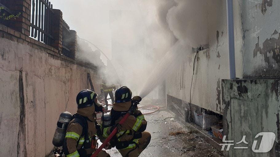 본문 이미지 - 지난 1일 오전 11시1분쯤 울진군 울진읍 읍내리의 아파트 1층에서 불이 나 소방 당국이 진화하고 있다.&#40;경북소방본부 제공. 재판매 및 DB 금지&#41;2025.12.2/뉴스1