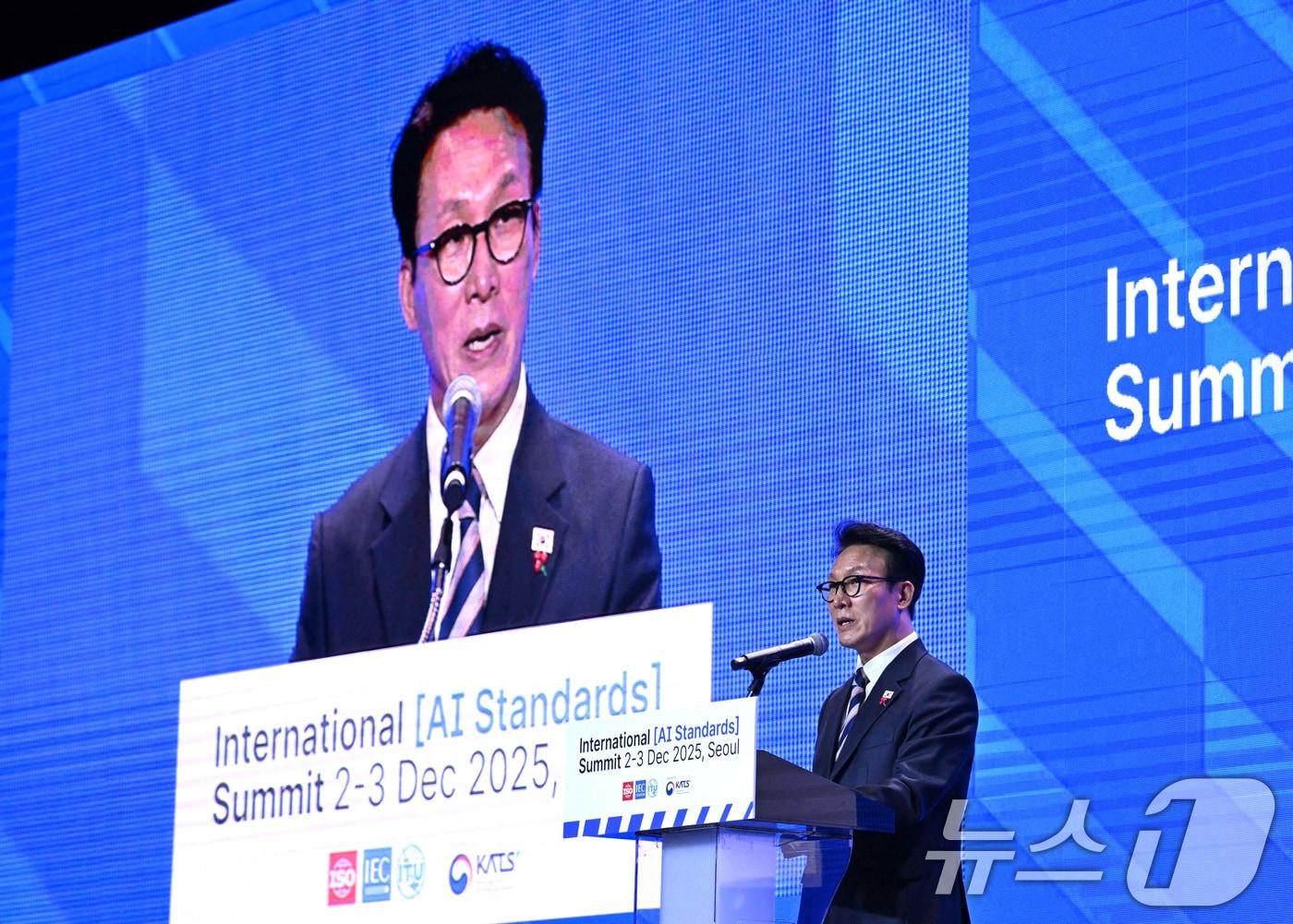 본문 이미지 - 김민석 국무총리가 2일 오전 서울 중구 신라호텔 다이너스티홀에서 열린 2025 국제 AI 표준 서밋 개회식에서 환영사를 하고 있다. 2025.12.2/뉴스1 ⓒ News1 청사사진기자단