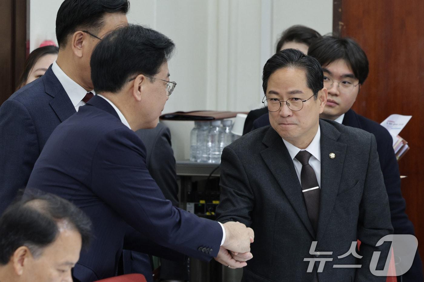 송언석 국민의힘 원내대표와 박수영 기획재정위원회 간사가 2일 서울 여의도 국회에서 열린 대미투자특별법 점검 상임위원장·간사단회의에서 인사하고 있다. 2025.12.2/뉴스1 ⓒ News1 신웅수 기자