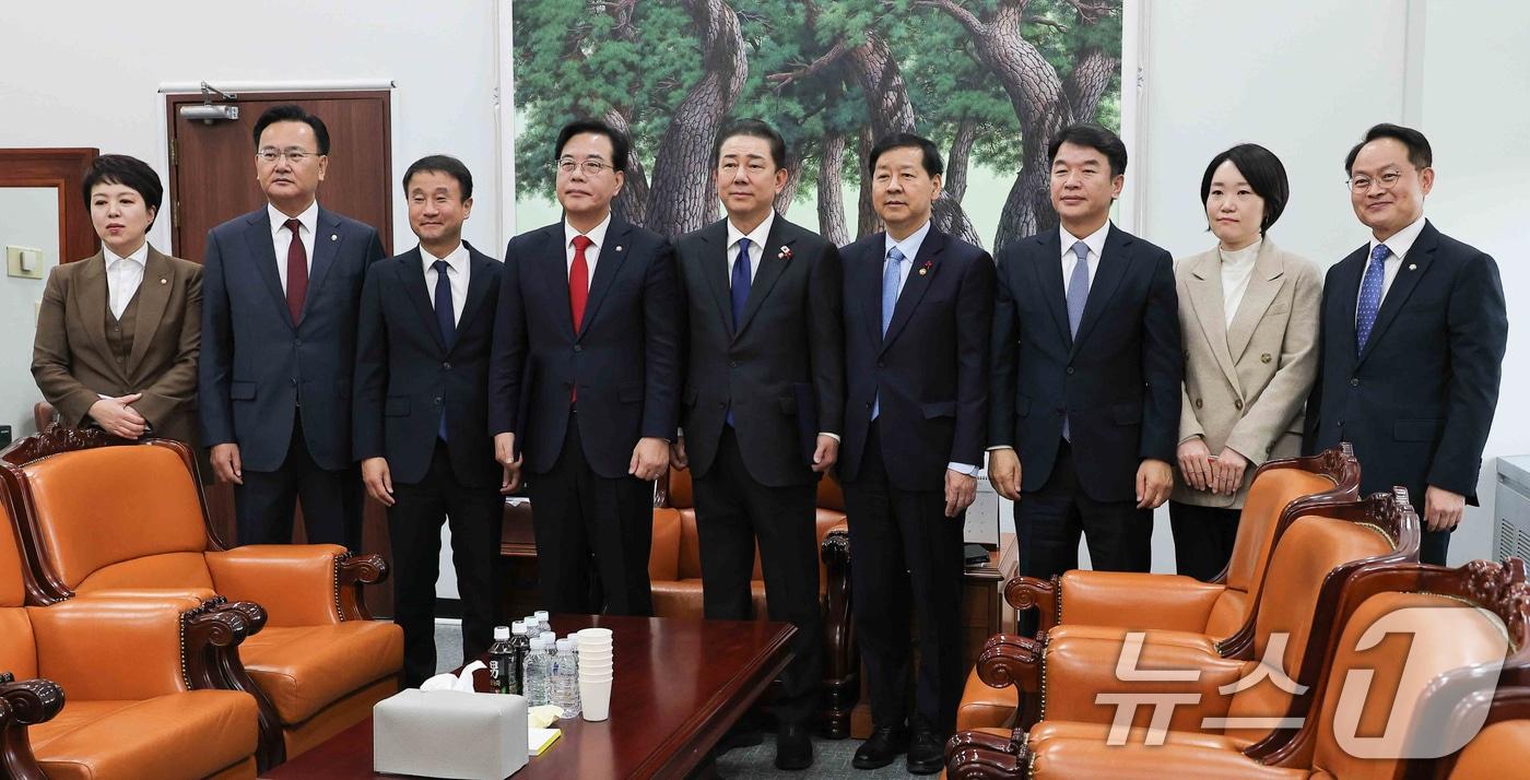 송언석 국민의힘 원내대표, 김병기 더불어민주당 원내대표, 구윤철 부총리 겸 기획재정부 장관등이 2일 서울 여의도 국회에서 2026년도 예산안 처리를 위한 합의문에 서명을 마치고 기념촬영을 하고 있다. 왼쪽부터 김은혜 국민의힘 원내정책수석부대표, 유상범 국민의힘 원내운영수석부대표, 한병도 예결위원장, 송 원내대표, 김 원내대표, 구 부총리, 문진석 민주당 원내운영수석부대표, 이소영 민주당 예결위 간사, 허영 민주당 원내정책수석부대표. &#40;공동취재&#41; ⓒ News1 유승관 기자