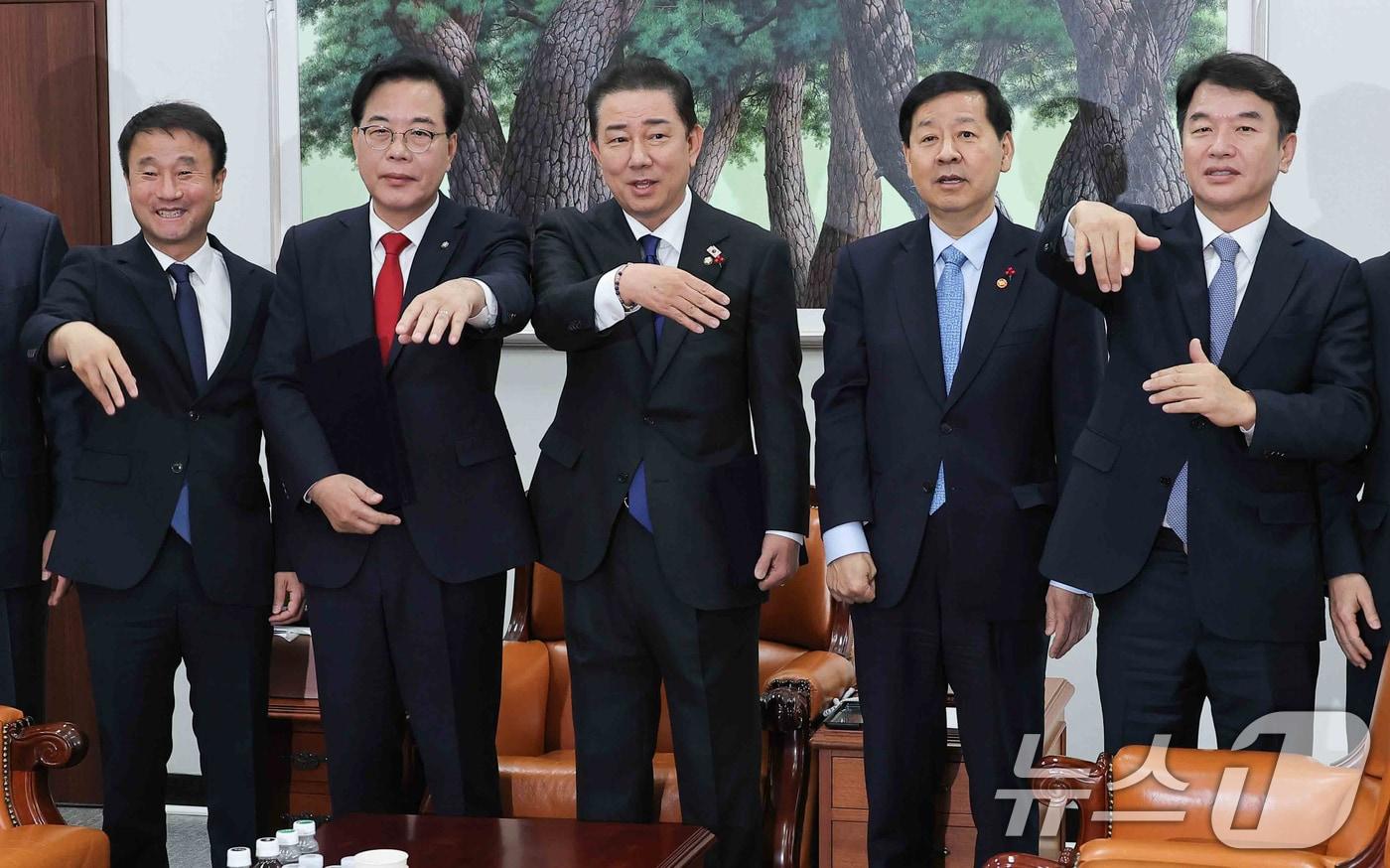 송언석 국민의힘 원내대표, 김병기 더불어민주당 원내대표, 구윤철 부총리 겸 기획재정부 장관 등이 2일 서울 여의도 국회에서 2026년도 예산안 처리를 위한 합의문에 서명을 마치고 기념촬영을 하기위해 자리하고 있다. 왼쪽부터 한병도 예결위원장, 송 원내대표, 김 원내대표, 구 부총리, 문진석 민주당 원내운영수석부대표. (공동취재) 2025.12.2/뉴스1 ⓒ News1 유승관 기자