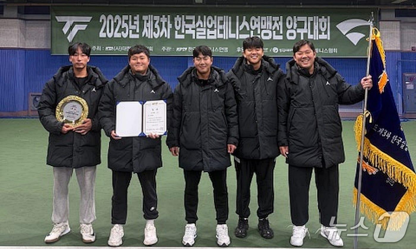 충북 괴산군청 직장운동경기부 테니스단이 3차 한국실업테니스연맹전 양구대회에서 창단 후 첫 단체전 우승을 차지했다.&#40;괴산군 제공, 재판매 및 DB금지&#41;/뉴스1