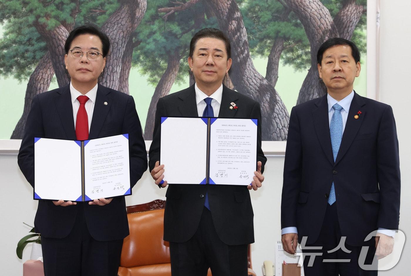송언석 국민의힘 원내대표&#40;왼쪽부터&#41;, 김병기 더불어민주당 원내대표, 구윤철 부총리 겸 기획재정부 장관이 2일 서울 여의도 국회에서 2026년도 예산안 처리를 위한 합의문에 서명을 마치고 기념촬영을 하고 있다. &#40;공동취재&#41; 2025.12.2/뉴스1 ⓒ News1 유승관 기자