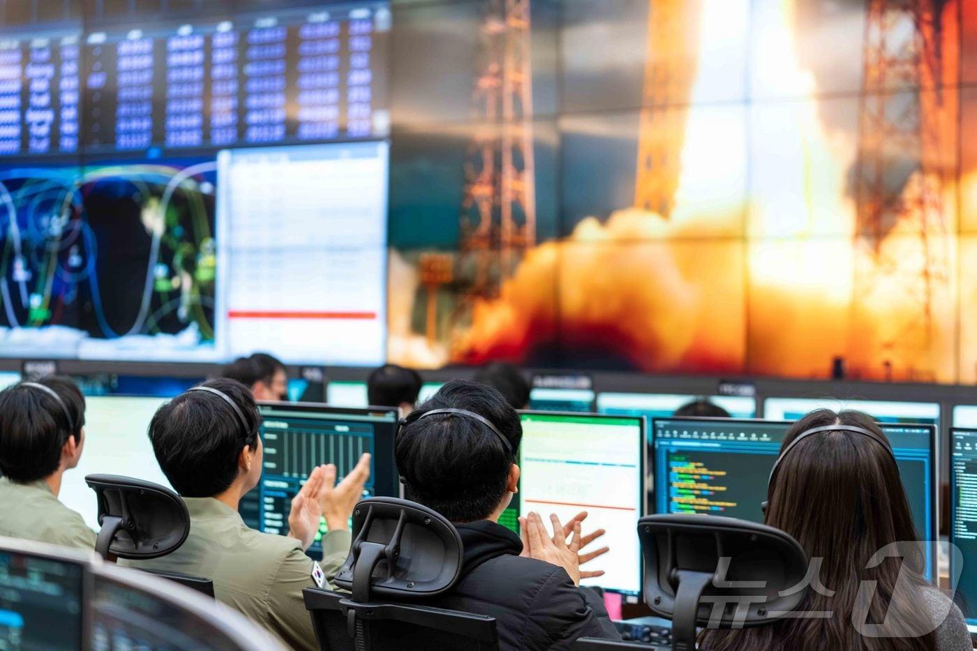 2일 대전 한국항공우주연구원 위성종합관제실에서 연구진들이 다목적실용위성 &#39;아리랑&#39; 7호의 발사를 축하하는 박수를 치고있다. &#40;한국항공우주연구원 제공. 재판매 및 DB 금지&#41; 2025.12.2/뉴스1