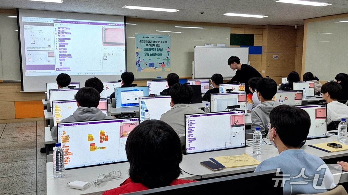 인하 위드아이 청소년 진로지원센터가 최근 진행한 미래인재 양성 SW 프로젝트에서 학생들이 수업을 듣고 있다.(인하대 제공. 재배포 및 DB금지)2025.12.2/뉴스1