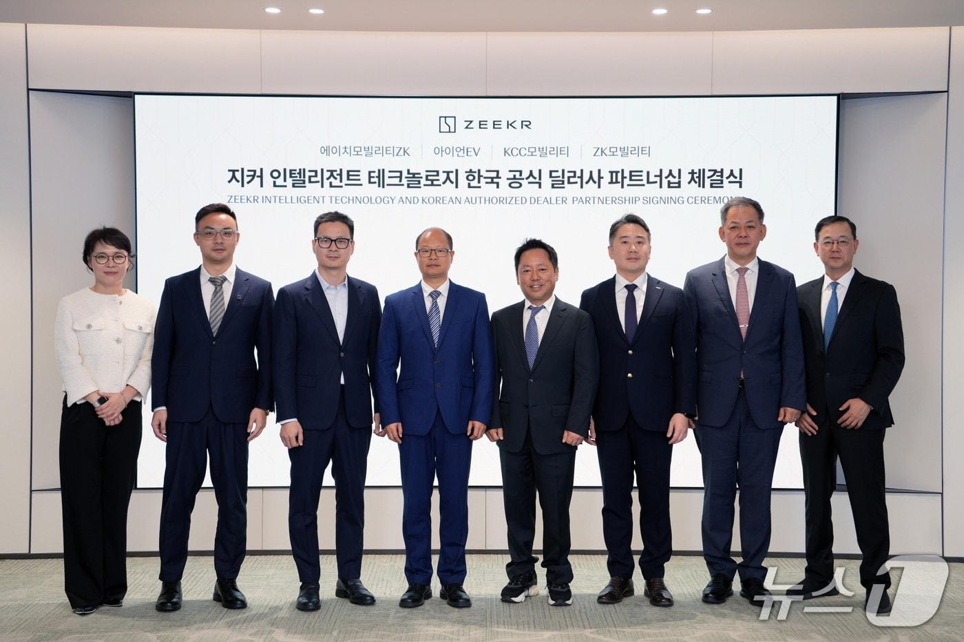  중국 전기차 브랜드 지커는 한국 시장 내 차량 판매 및 서비스를 담당할 파트너사와 딜러 계약을 체결했다. 사진 왼쪽부터 지커 코리아 대표 임현기, 지커 동아시아 총괄 제프 차오, 지커 부사장 천 위, 지리자동차 인터내셔널 CEO 알렉스 난, 에이치모빌리티ZK 대표 황호진, 아이언EV 대표 김민규, KCC모빌리티 대표 이상현, ZK모빌리티 대표 장인우.(지커 제공)