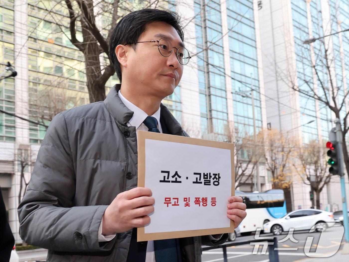 본문 이미지 - 장경태 더불어민주당 의원이 2일 오전 서울 종로구 서울경찰청 민원실에서 자신을 성추행 의혹으로 고발한 고소인을 무고 및 폭행 등으로 고소·고발을 위해 발걸음을 옮기고 있다. 2025.12.2/뉴스1 ⓒ News1 황기선 기자