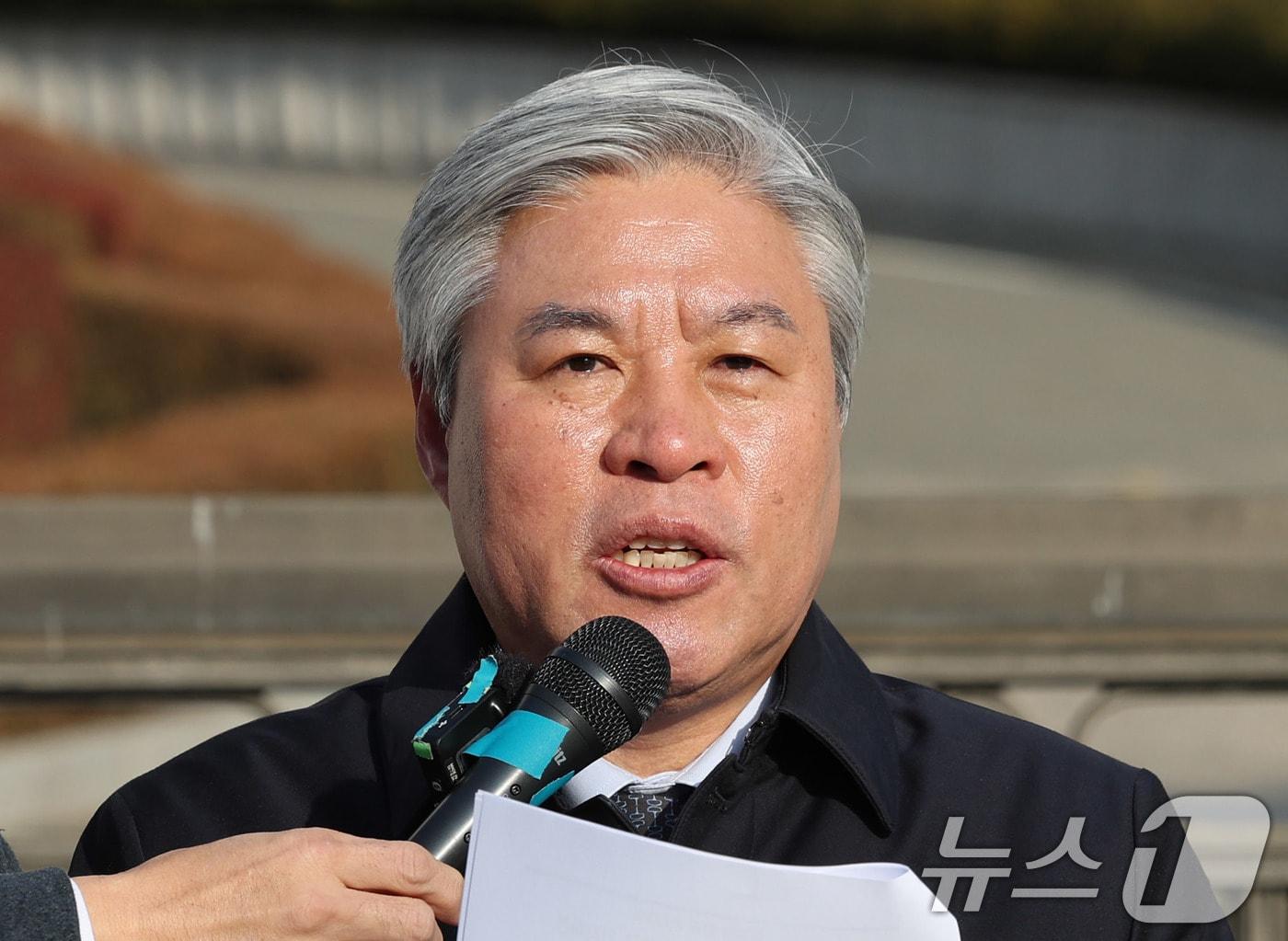 본문 이미지 - 서왕진 조국혁신당 원내대표가 2일 서울 서초구 대법원 앞에서 열린 현장 의원총회에서 모두 발언을 하고 있다. 2025.12.2/뉴스1 ⓒ News1 박지혜 기자