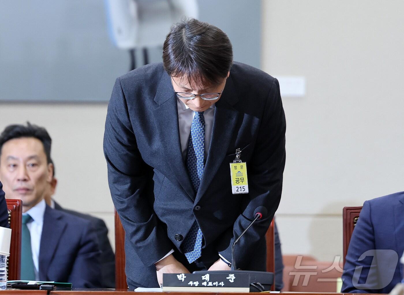 본문 이미지 - 박대준 쿠팡 대표이사가 2일 서울 여의도 국회에서 열린 제429회국회(정기회) 과학기술정보방송통신위원회 제18차 전체회의에 출석해 쿠팡 개인정보 유출 사태와 관련해 고개숙여 사과하고 있다. 2025.12.2/뉴스1 ⓒ News1 이승배 기자