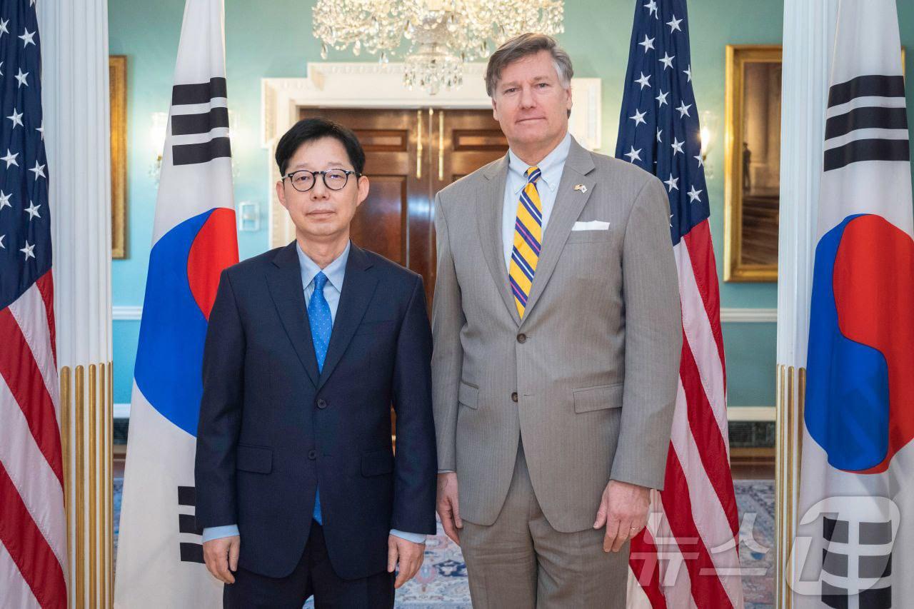 본문 이미지 - 박윤주 외교부 제1차관이 지난 1일 오전&#40;현지시간&#41; 미국 국무부에서 크리스토퍼 랜다우 국무부 부장관과 한미 외교차관회담을 개최하고 기념 촬영을 하고 있다. &#40;외교부 제공. 재판매 및 DB 금지&#41; 2025.12.2/뉴스1
