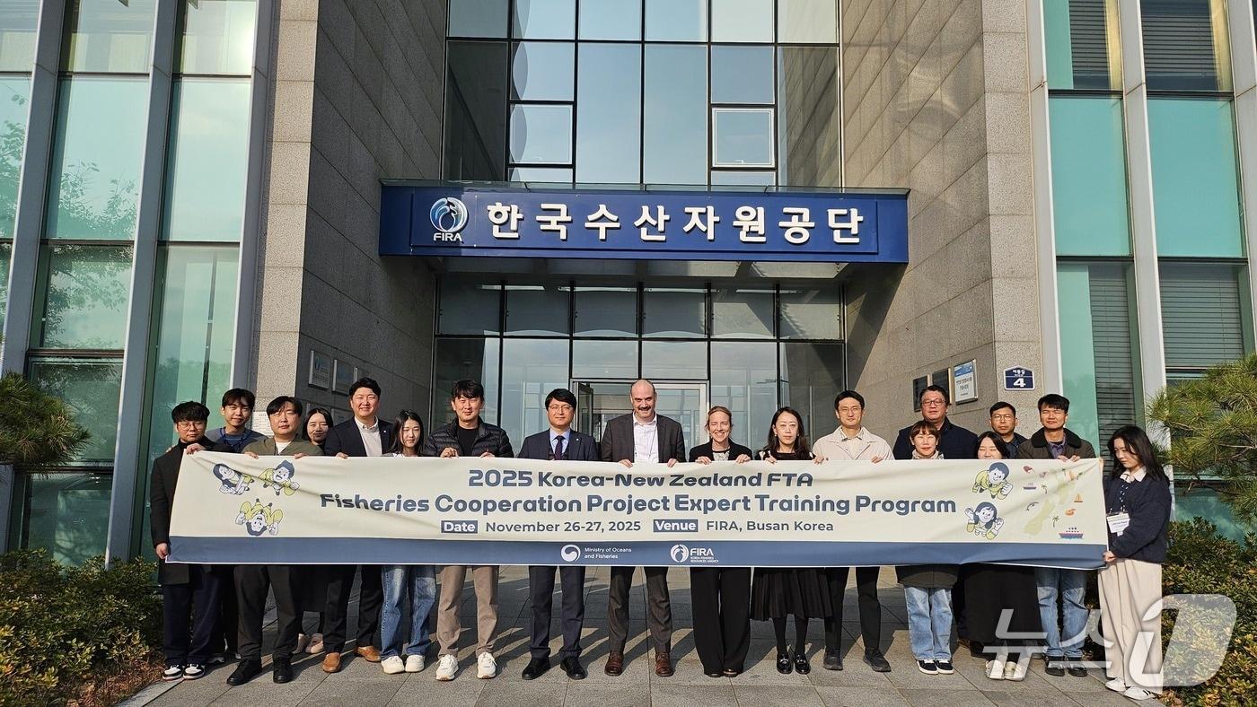 뉴질린드 1차 산업부&#40;MPI&#41; 전문가들이 부산 기장군에 있는 한국수산자원공단을 방문하고 기념촬영을 하고 있다. &#40;수산자원공단 제공. 재판매 및 DB금지&#41;