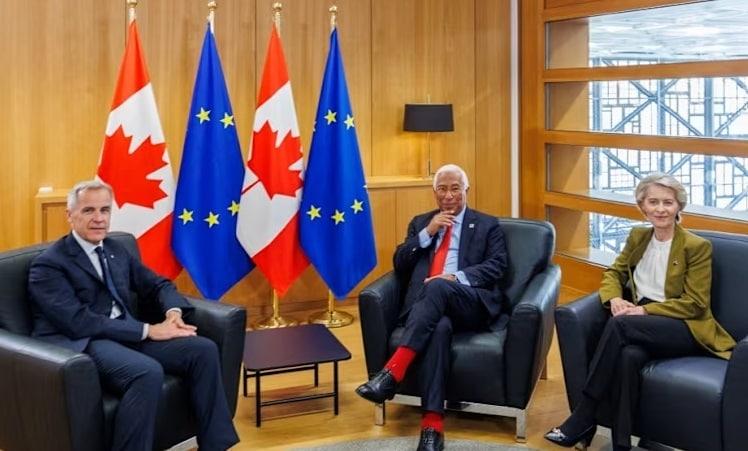 본문 이미지 - 캐나다의 마크 카니 총리와 안토니우 코스타 유럽평의회 의장, 우르줄라 폰 데어 라이엔 유럽연합 집행위원장이 2025년 6월 23일 브뤼셀에서 열린 제20차 EU-캐나다 정상회의에서 회동하며 대화를 나누고 있다.ⓒ AFP=뉴스1 