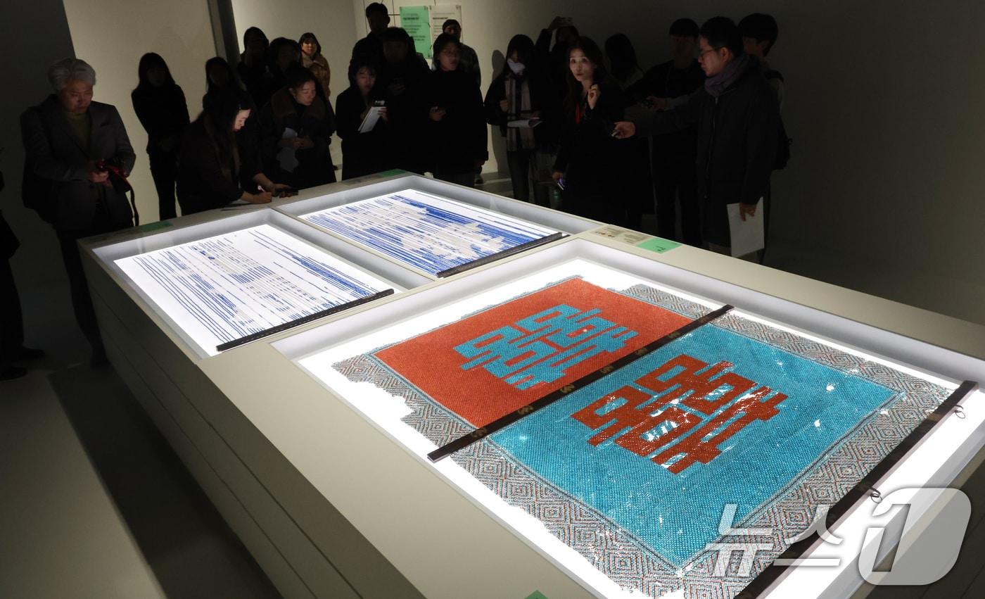 국가유산청 국립고궁박물관 개관 20주년 특별전 &#39;RE: BORN, 시간을 잇는 보존과학&#39; 공개회가 2일 서울 종로구 국립고궁박물관에서 열려 참석자들이 전시물을 살펴보고 있다. 보존처리가 진행 중인 옥렴&#40;오른쪽&#41;과 옥주렴이 최초로 공개된다.  2025.12.2/뉴스1 ⓒ News1 김명섭 기자