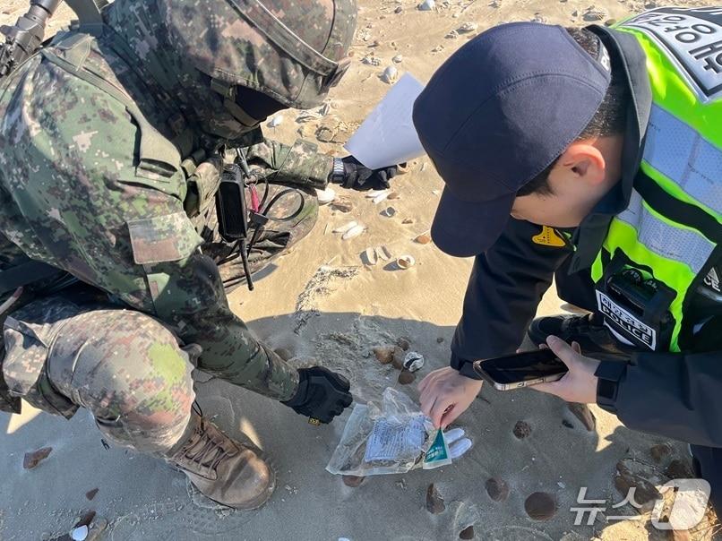 본문 이미지 - 태안해경과 군이 해안가에서 마약류 유입 차단을 위한 합동점검을 하고 있는 모습. &#40;태안해경 제공, 재판매 및 DB금지&#41; / 뉴스1