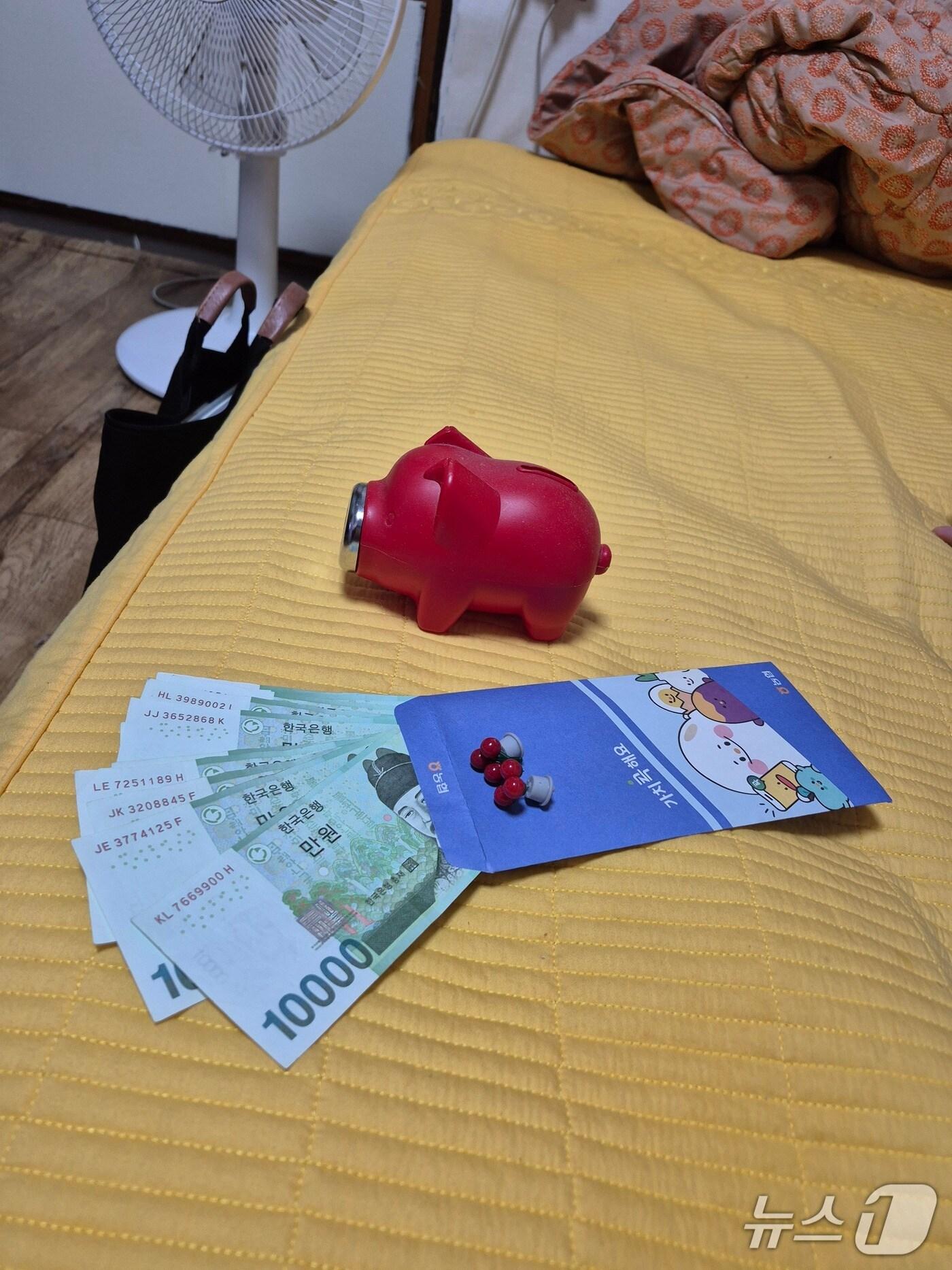 본문 이미지 - 전북 완주군에 거주하는 김규정 씨가 전북사회복지공동모금회에 전달한 기부금.(모금회 제공. 재판매 및 DB 금지)