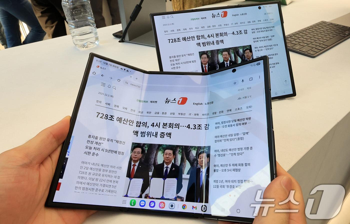 2일 서울 서초구 삼성 강남에서 열린 &#39;삼성전자 갤럭시Z 트라이폴드 출시 미디어데이&#39;에서 취재진들이 갤럭시Z트라이폴드를 체험하고 있다 2025.12.2/뉴스1 ⓒ News1 이호윤 기자