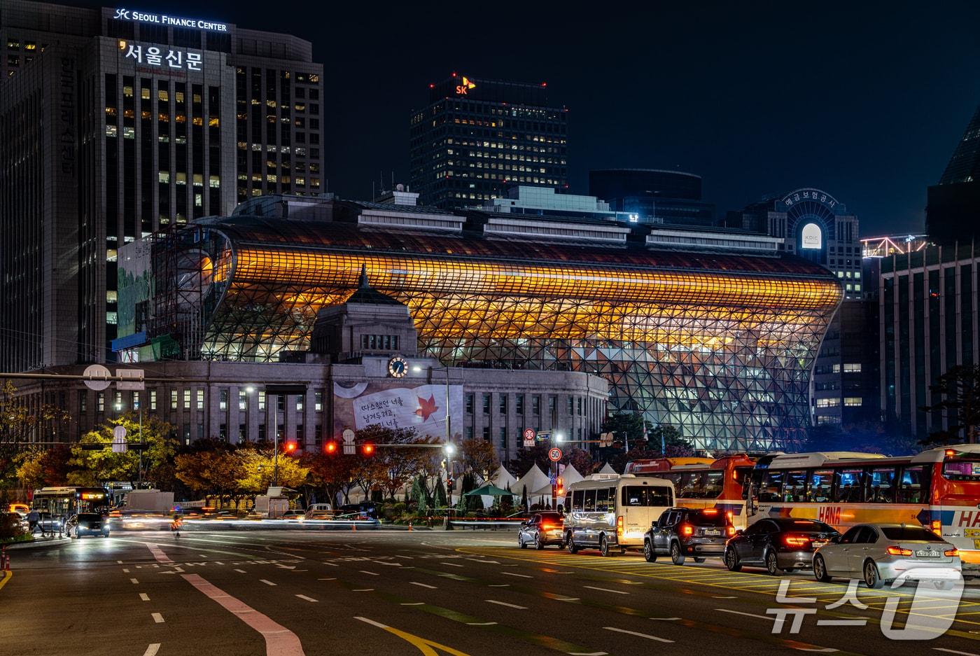 2026년 서울색·서울빛 &#39;모닝옐로우&#39;로 밝혀진 서울시청 청사