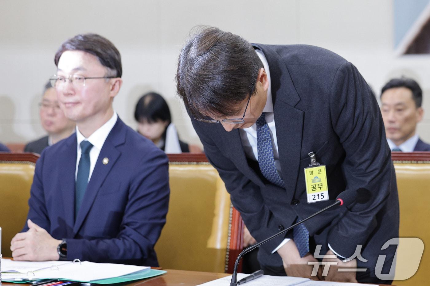 박대준 쿠팡 대표이사가 2일 서울 여의도 국회 과학기술정보방송통신위원회에서 열린 쿠팡 침해사고 관련 현안 질의에서 고개 숙여 인사하고 있다. 2025.12.2/뉴스1 ⓒ News1 신웅수 기자