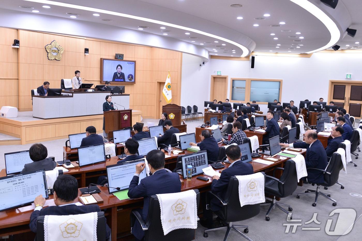 민덕희 전남 여수시의원이 지난 1일 제252회 정례회 제4차 본회의에서 &#39;지역사랑상품권 개정안 철회 촉구 건의안&#39;을 발의하고 있다. &#40;여수시의회 제공. 재판매 및 DB금지&#41;