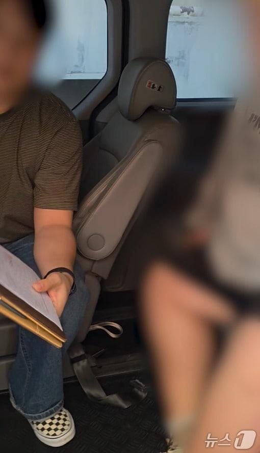 본문 이미지 - 경찰에 붙잡힌 보이스피싱 피의자&#40;오른쪽&#41;&#40;대전경찰청 제공&#41; /뉴스1