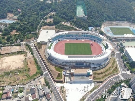본문 이미지 - 김해종합운동장 전경.&#40;경남도 제공&#41;