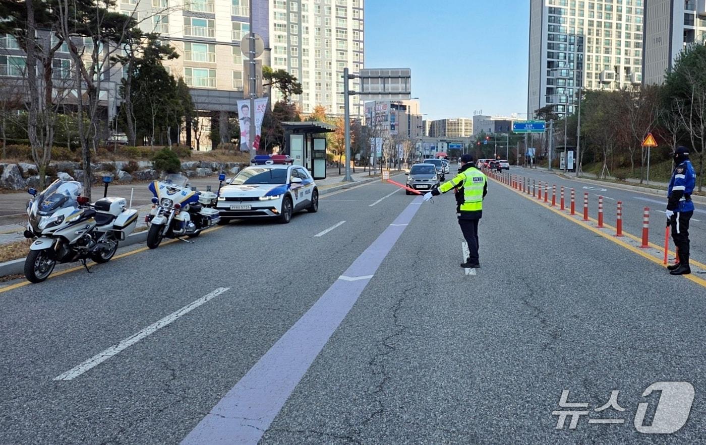 충북 진천경찰서가 2일 오전 충북혁신도시에서 이륜차 불법행위 합동단속을 벌이고 있다.&#40;진천경찰서 제공, 재판매 및 DB금지&#41;/뉴스1