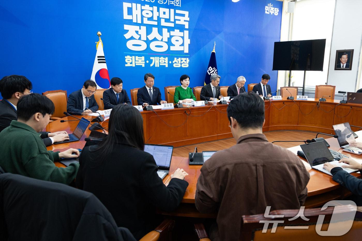 전현희 더불어민주당 사법불신 극복 사법행정 정상화 TF 단장이 2일 서울 여의도 국회에서 열린 사법행정 정상화 TF 개혁안 보고회에서 모두 발언을 하고 있다. 2025.12.2/뉴스1 ⓒ News1 유승관 기자