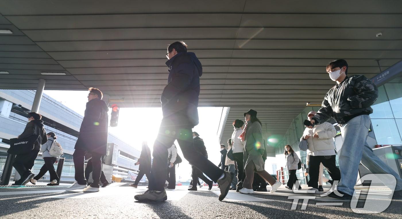 전국 대부분 지역이 0도 안팎으로 내려간 2일 경기 수원시 권선구 수원역환승센터에서 시민들이 두터운 옷을 입고 출근하고 있다. 2025.12.2/뉴스1 ⓒ News1 김영운 기자