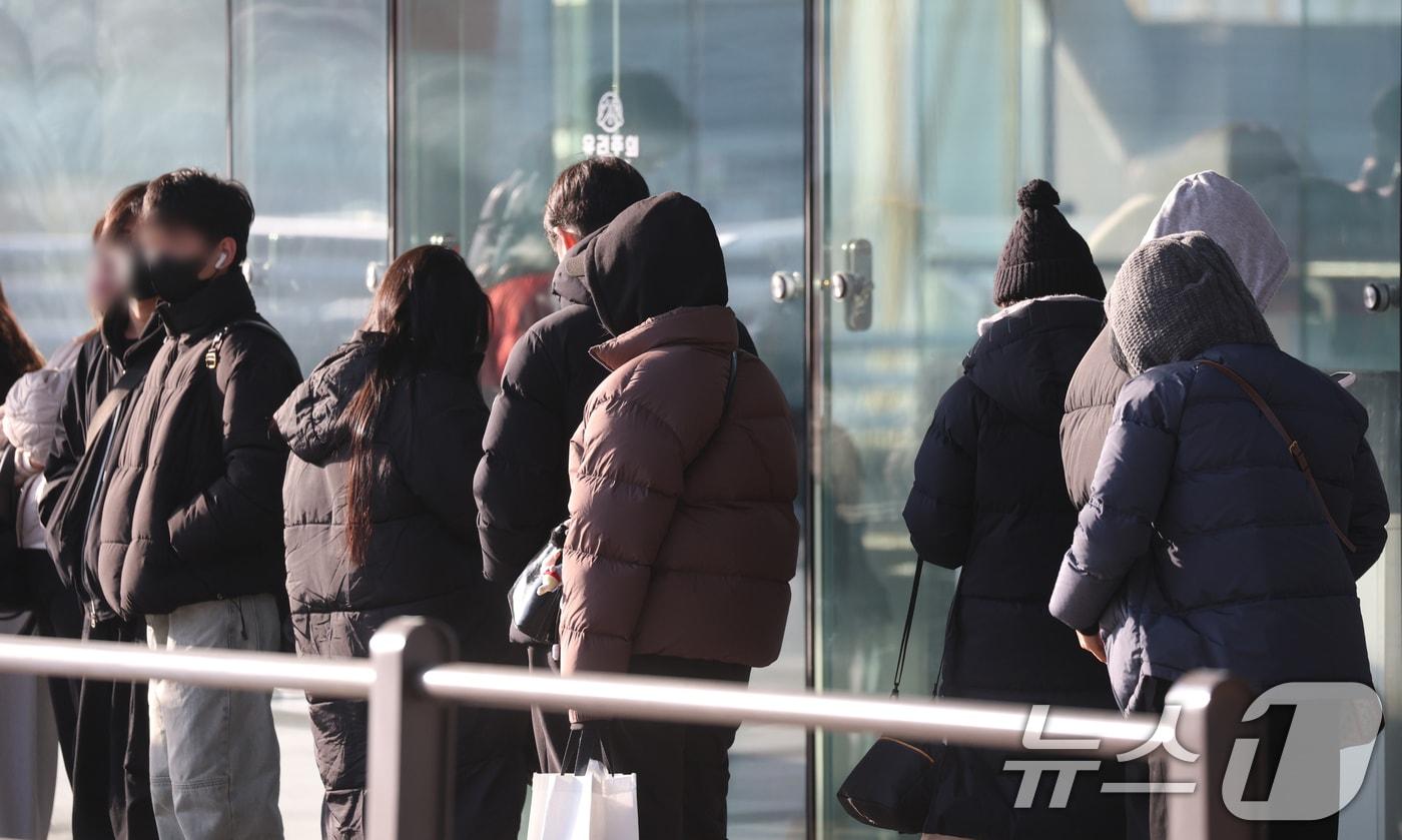 전국 대부분 지역이 0도 안팎으로 내려간 2일 경기 수원시 권선구 수원역환승센터에서 시민들이 두터운 옷을 입고 출근하고 있다. 2025.12.2/뉴스1 ⓒ News1 김영운 기자