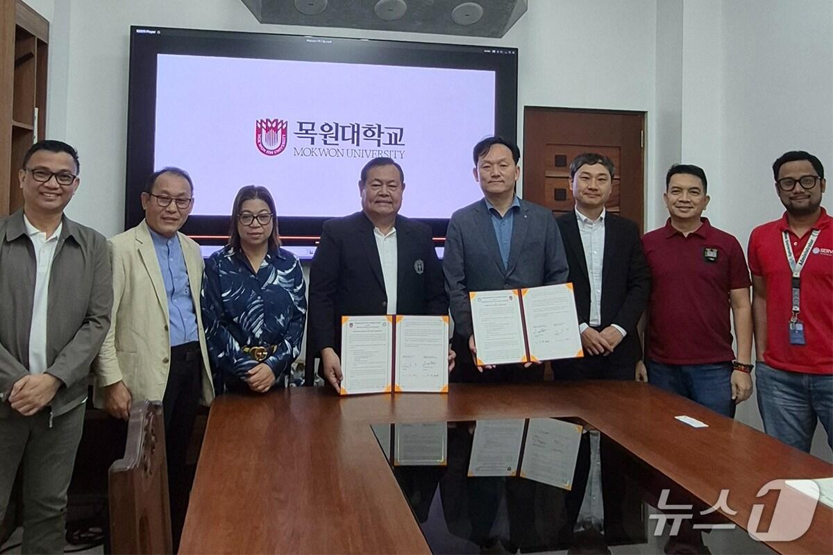 본문 이미지 -   목원대와 필리핀크리스천대 관계자 등이 기념촬영을 하고 있다. (목원대 제공.재판매 및 DB금지)/뉴스1