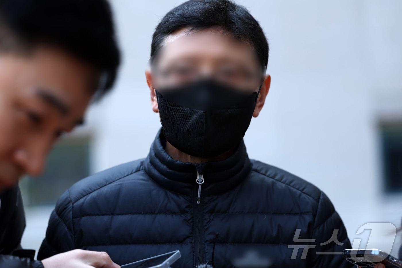 전남 신안 해상에서 대형 여객선 퀸제누비아2호 좌초 사고를 낸 60대 선장 A 씨가 2일 오전 전남 목포시 광주지방법원 목포지원에서 열리는 구속 전 피의자 심문&#40;영장실질심사&#41;에 출석하고 있다. 2025.12.2/뉴스1 ⓒ News1 이승현 기자