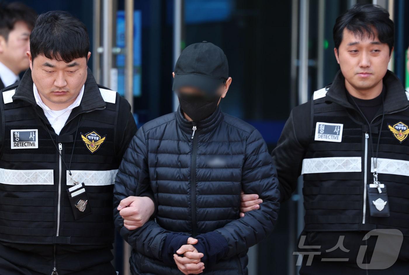 전남 신안 해상에서 대형 여객선 퀸제누비아2호 좌초 사고를 낸 60대 선장 A 씨가 2일 오전 전남 목포시 광주지방법원 목포지원에서 열리는 구속 전 피의자 심문&#40;영장실질심사&#41;를 받고 법원을 빠져 나오고 있다. 2025.12.2/뉴스1 ⓒ News1 이승현 기자