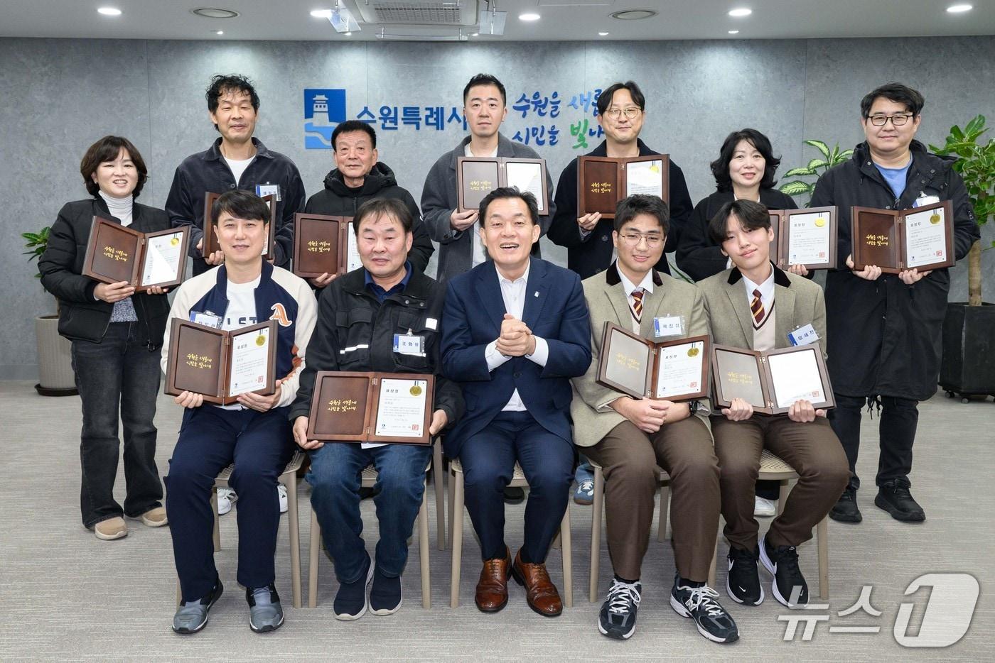 경기 수원시에서 교통사고로 차에 깔린 초등학생을 구조한 시민 11명이 이재준 시장으로부터 모범시민 표창을 받고 기념촬영을 하고 있다. &#40;수원시 제공. 재판매 및 DB 금지&#41; 2025.12.2/뉴스1