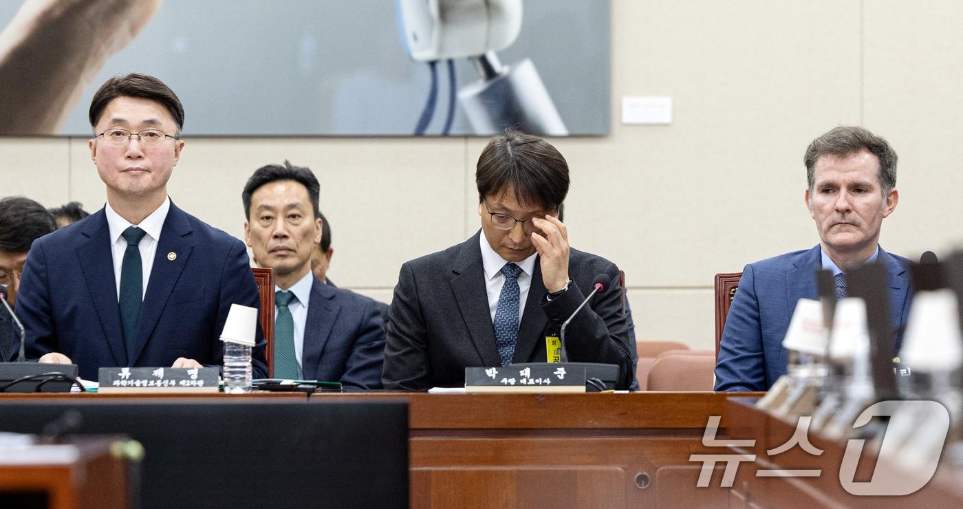 박대준 쿠팡 대표이사가 2일 서울 여의도 국회에서 열린 제429회국회&#40;정기회&#41; 과학기술정보방송통신위원회 제18차 전체회의에 출석해 안경을 고쳐쓰고 있다. 2025.12.2/뉴스1 ⓒ News1 이승배 기자