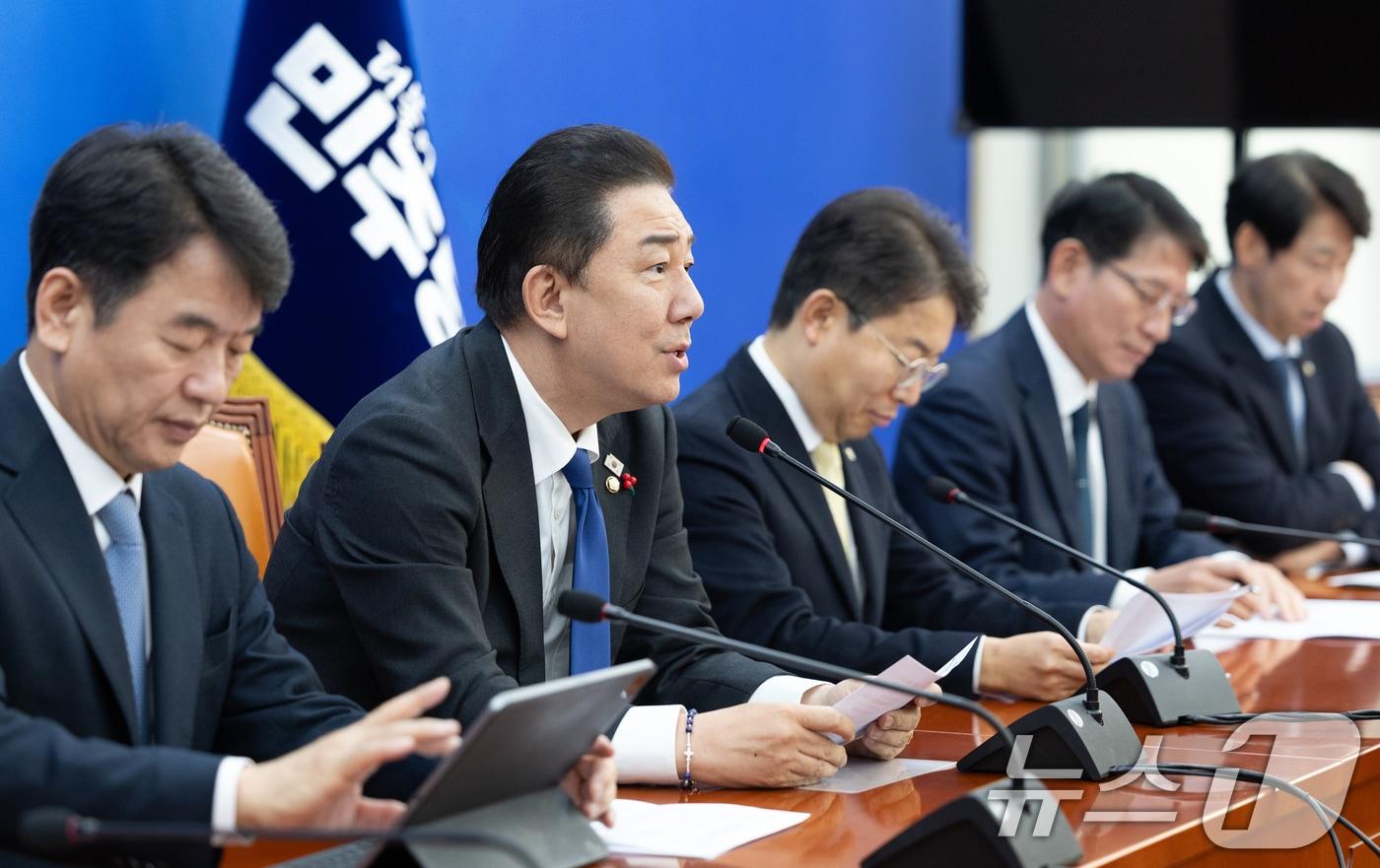 김병기 더불어민주당 원내대표가 2일 서울 여의도 국회에서 열린 원내대책회의에서 모두발언하고 있다. 2025.12.2/뉴스1 ⓒ News1 이승배 기자