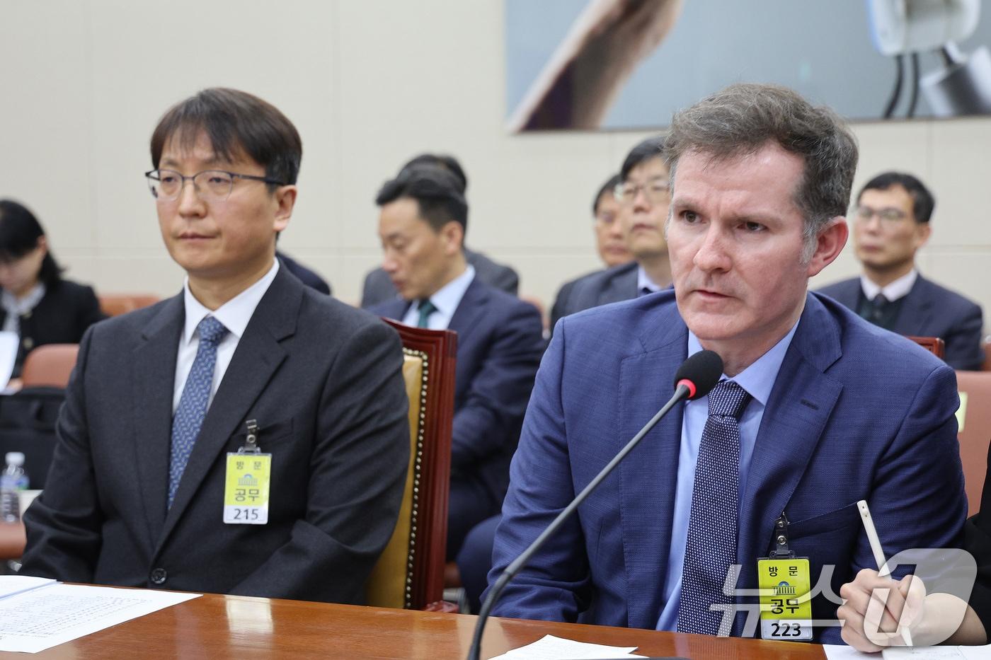 브랫 매티스 쿠팡 최고정보보안책임자(CISO)가 2일 서울 여의도 국회 과학기술정보방송통신위원회에서 열린 쿠팡 침해사고 관련 현안 질의에서 의원 질의에 답변하고 있다. 왼쪽은 박대준 쿠팡 대표이사. 2025.12.2/뉴스1 ⓒ News1 신웅수 기자