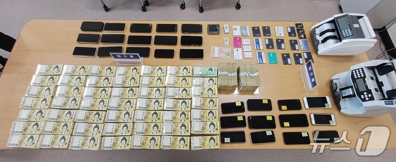 본문 이미지 - 경찰이 몰수한 범죄수익금.&#40;인천경찰청 제공. 재배포 및 DB금지&#41;2025.12.02/뉴스1