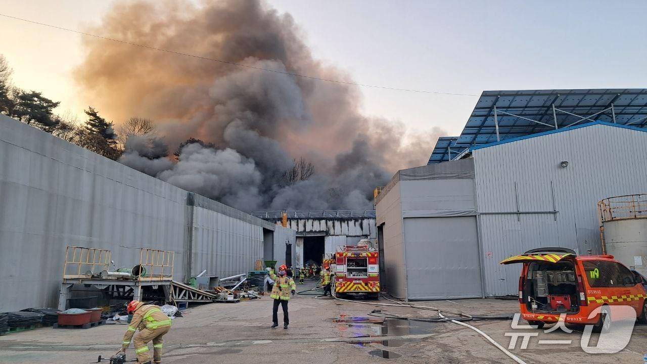 본문 이미지 - 화재 현장. &#40;경기도소방재난본부 제공. 재판매 및 DB 금지&#41; 2025.12.2/뉴스1