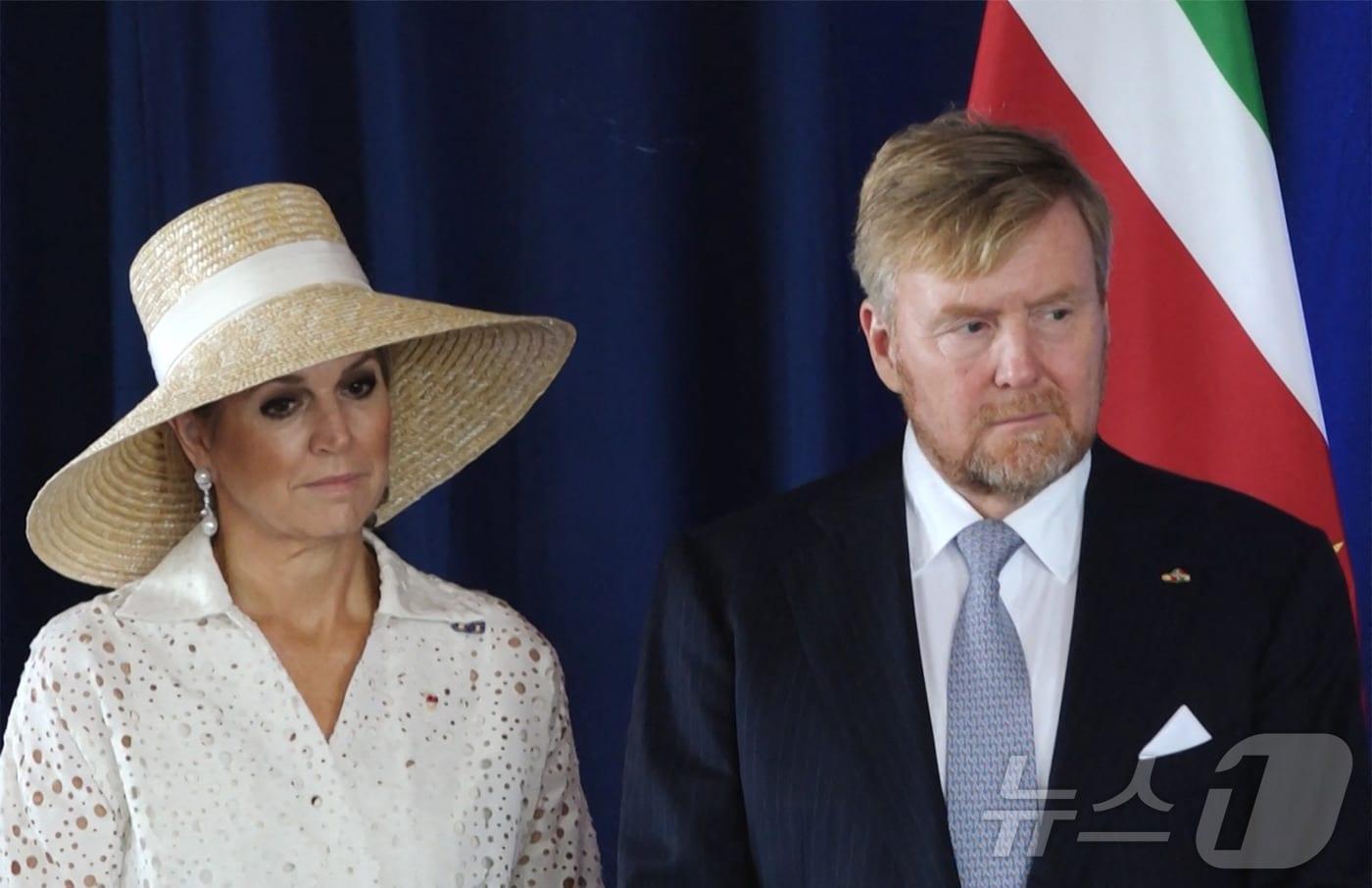 본문 이미지 - 1일(현지시간) 수리남 파라마리보에서 예니퍼 헤이링스 시몬스 수리남 대통령이 주최한 환영식에 참석한 막시마 여왕과 빌럼 알렉산더르 네덜란드 국왕의 모습 2025.12.01. ⓒ AFP=뉴스1 ⓒ News1 이정환 기자