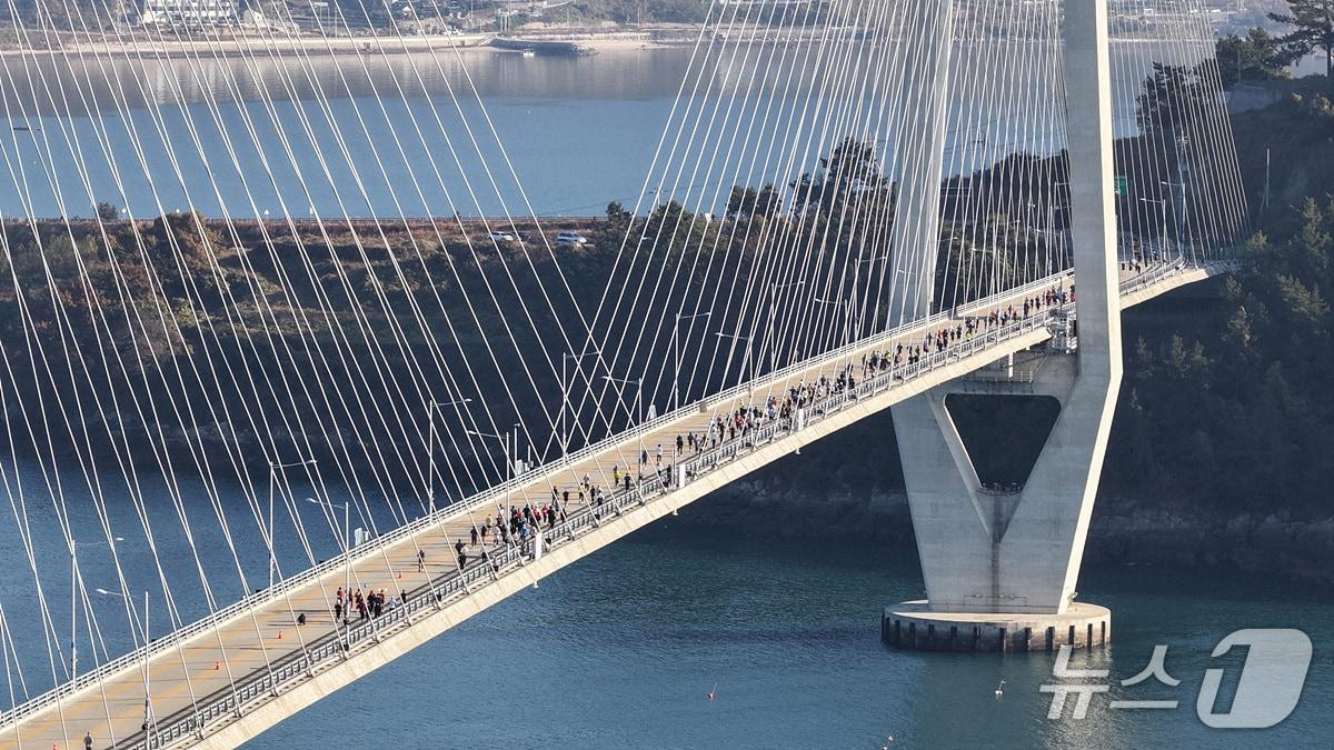 본문 이미지 - 여수일레븐브리지마라톤 참가자들이 해상 교량 위를 달리고 있다.&#40;여수시 제공. 재판매 및 DB금지&#41;