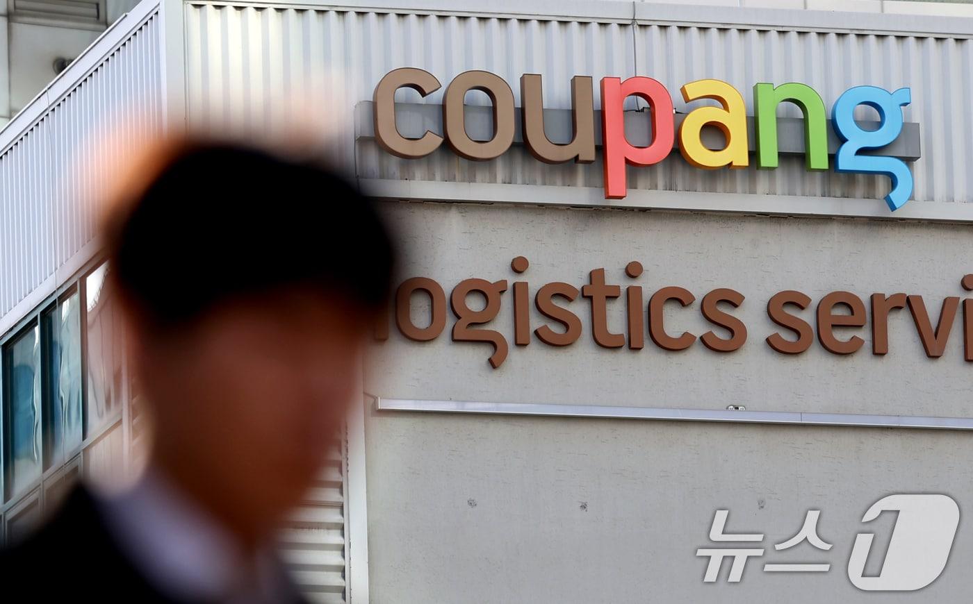 국내 최대 이커머스 업체 쿠팡에서 역대 최대 규모인 약 3370만 개의 고객 계정 정보 유출 사고가 발생했다. 이번 유출에는 이름·전화번호·배송지 등 신상정보가 포함된 것으로 알려져 소비자들 사이에서 2차 피해 우려도 확산하고 있다. 사진은 2일 서울 한 쿠팡 물류센터의 모습. 2025.12.2/뉴스1 ⓒ News1 이호윤 기자