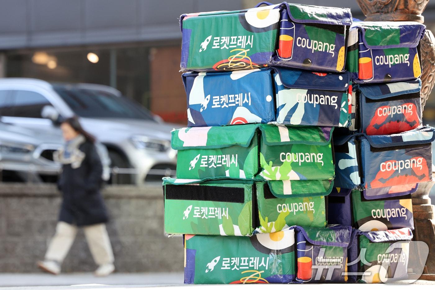  2일 서울 중구 한 빌딩 앞에 쿠팡 배송박스들이 쌓여 있다. 2025.12.2/뉴스1 ⓒ News1 이호윤 기자