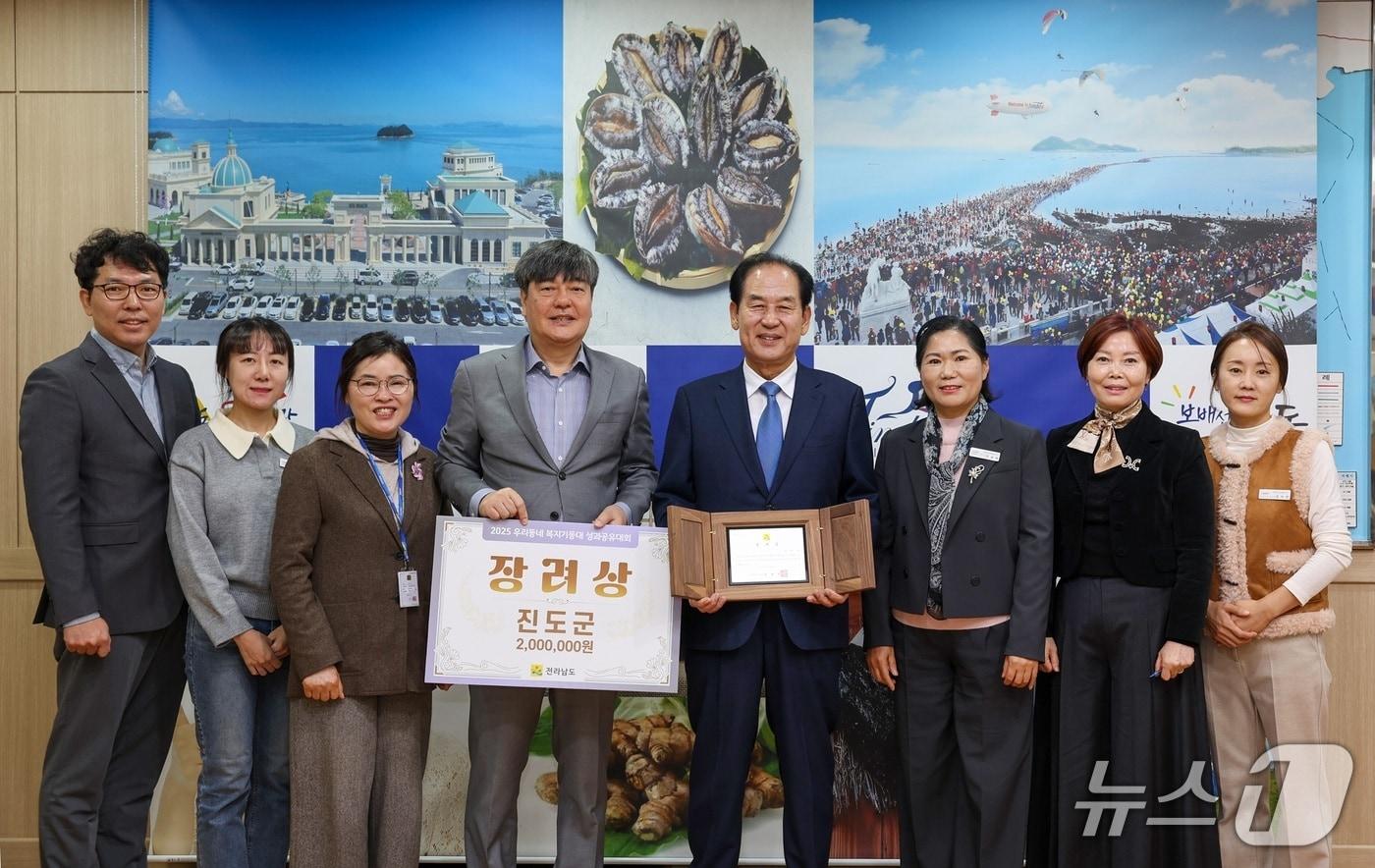 김희수 진도군수&#40;오른쪽에서 네번째&#41;등 관계자들이 기념사진을 찍고 있다.&#40;진도군 제공, 재판매 및 DB금지&#41;/뉴스1