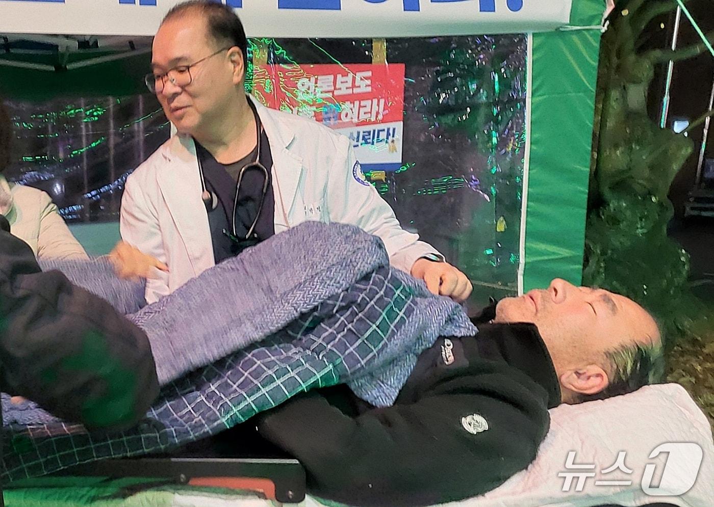 법인카드 부당사용 의혹을 받는 괴산군수의 해명을 촉구하며 단식농성을 벌이던 이준경 전 음성부군수가 지난 1일 병원으로 이송되고 있다.(독자제공, 재판매 및 DB금지)/뉴스1