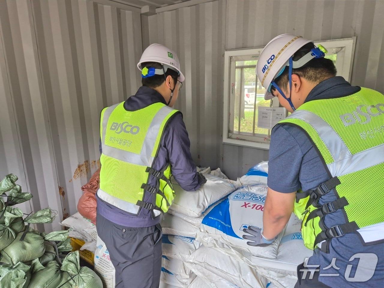 본문 이미지 - 부산시설공단 직원이 폭설 대비 제설제 사전 점검을 하고 있다. (부산시설공단 제공. 재판매 및 DB 금지)