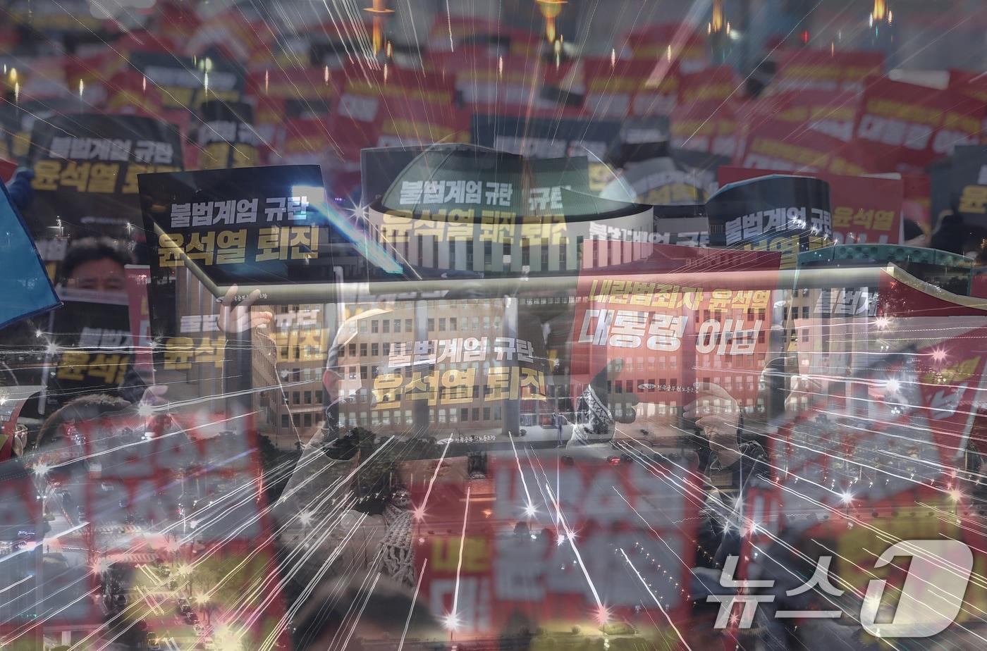 비상계엄 사태 1년을 맞아 오는 3일 국회 일대에서 ‘시민대행진’이 열릴 예정이다. 이번 행사는 지난해 민주주의가 위협받았던 상황에서 시민들이 직접 거리로 나서 의사를 표출했던 경험을 다시 한번 환기시키고, 새 정부가 내세운 국정 기조 ‘국민주권주의’를 상징하는 행사로 풀이된다. 사진은 국회 야경에 비상계엄 윤석열 전 대통령 탄핵 집회 레이어 합성. 2025.12.2/뉴스1 ⓒ News1 임세영 기자