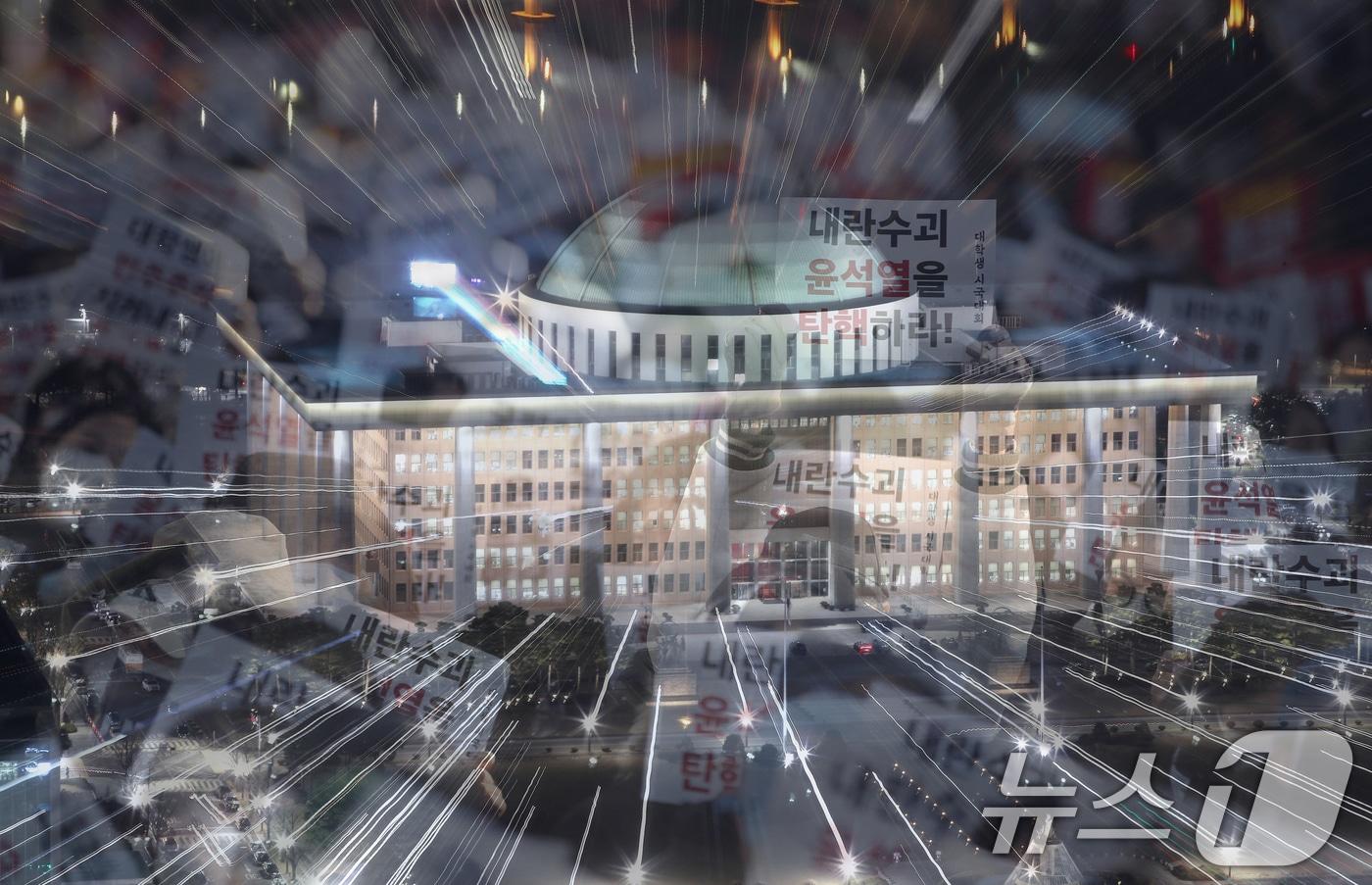 비상계엄 사태 1년을 맞아 오는 3일 국회 일대에서 ‘시민대행진’이 열릴 예정이다. 사진은 국회 야경에 비상계엄 윤석열 전 대통령 탄핵 집회 레이어 합성. 2025.12.2/뉴스1 ⓒ News1 임세영 기자