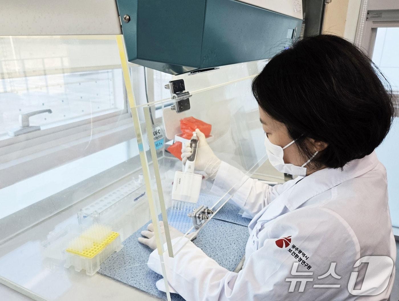 본문 이미지 - 광주시 보건환경연구원 동물 위생 시험.&#40;광주시 제공. 재판매 및 DB 금지&#41; 