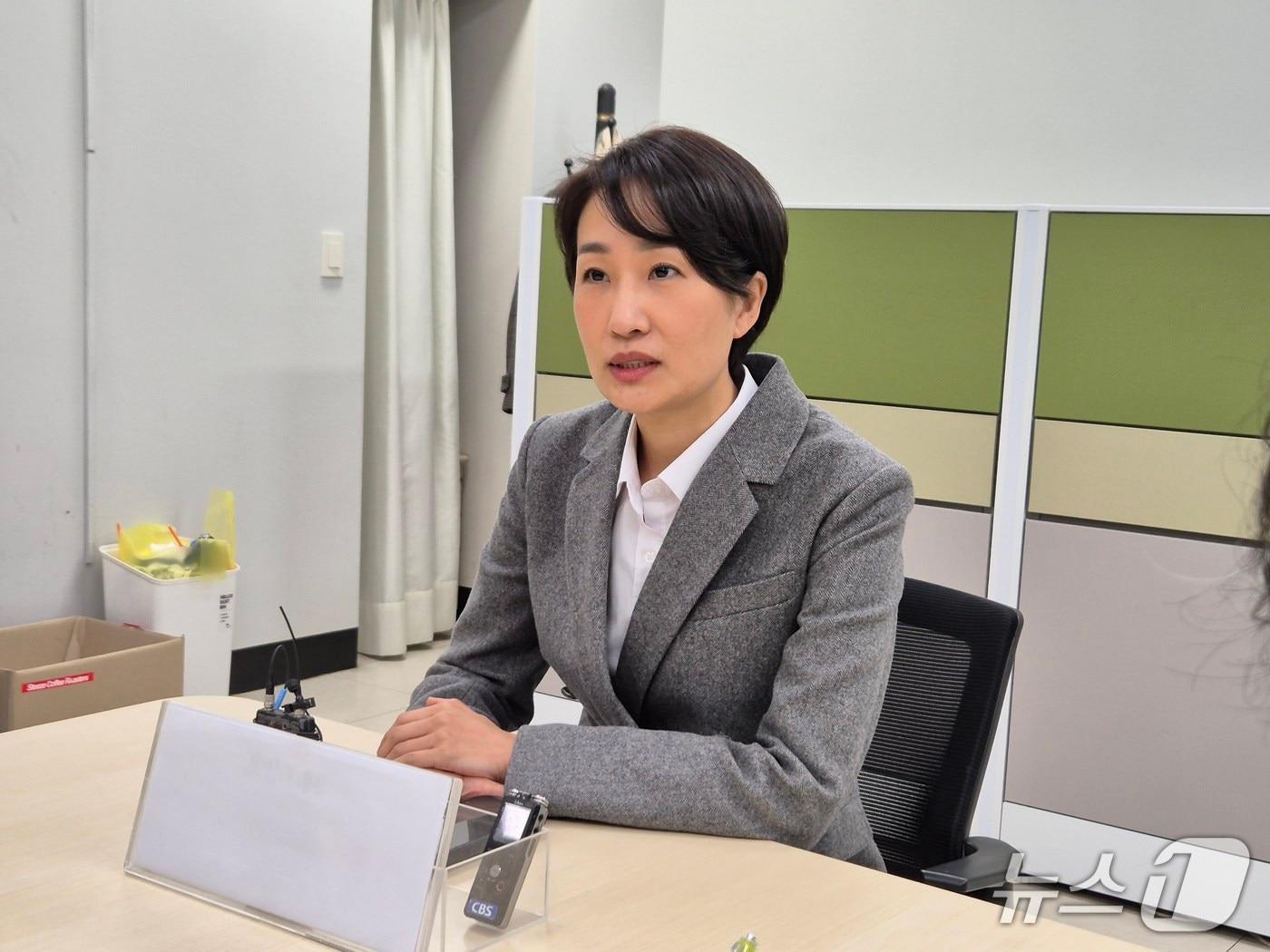 본문 이미지 - 김수민 국민의힘 청주 청원 조직위원장이 2일 충북도청 기자실을 찾아 당 지도부에 비상계엄 사태 사과를 촉구하고 있다.